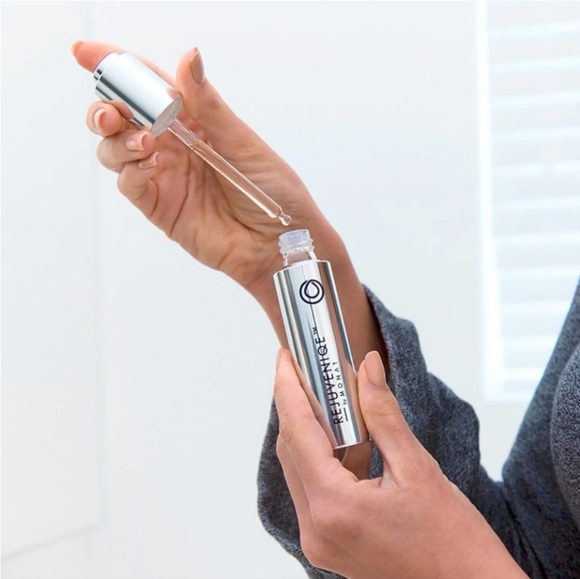 REJUVENIQE by Monat 1.0 fl. oz. - Picture 3 of 5